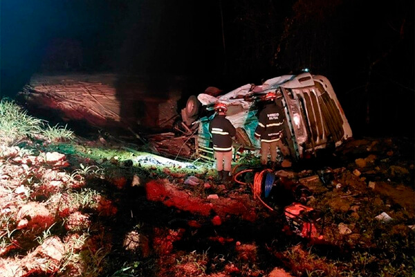 Caminhão tomba e motorista morre preso às ferragens