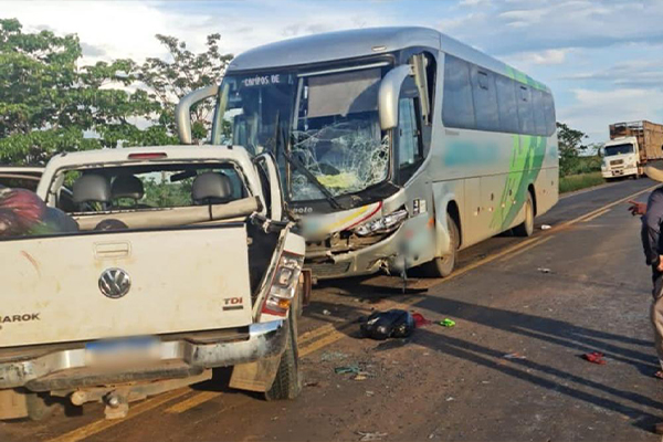 Caminhonete com 8 indígenas bate em ônibus; um morre