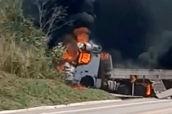 Carreta pega fogo após acidente na BR-070 em Cáceres; veja vídeo