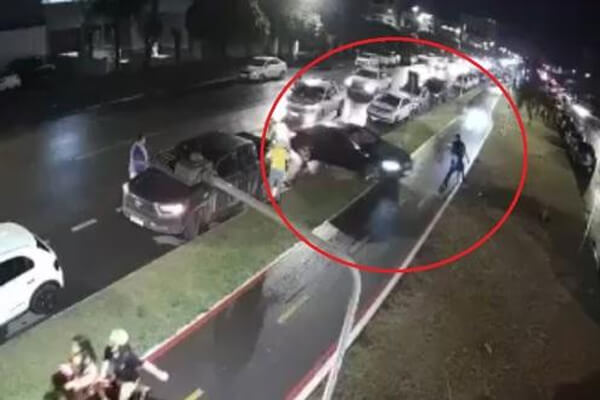 Motorista-invade-canteiro-com-Mercedes-e-tenta-atropelar-pedestres-em-MT-Veja-o-Video