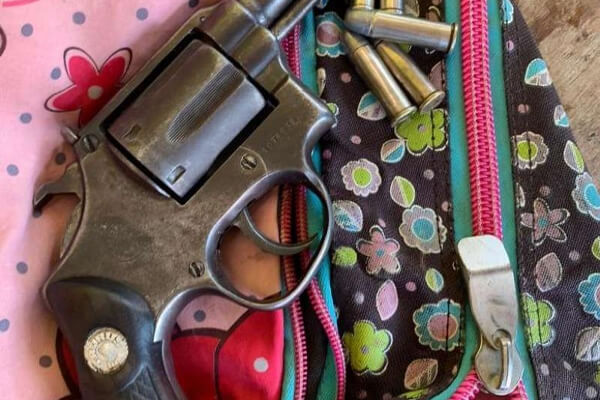 Garota-de-12-anos-é-flagrada-com-revólver-38-na-mochila-após-tentar
