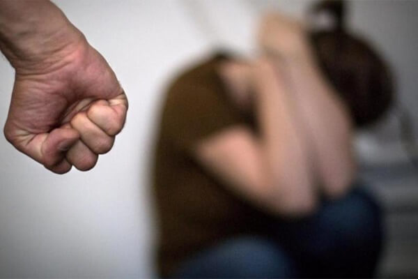 Menor-enforca-e-bate-cabeça-da-namorada-na-parede-por-suspeitar