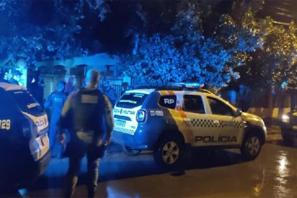 Bandido-mata-amigo-dentro-de-casa-e-ateia-fogo-no-imóvel
