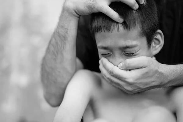 Padrasto-tortura-enteado-de-11-anos-após-criança-se-recusar-a-beijar-menina-na-boca