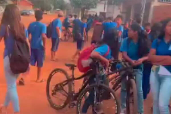 Aluna-desmaia-em-sala-de-aula-por-causa-de-calor-e-estudantes-cobram