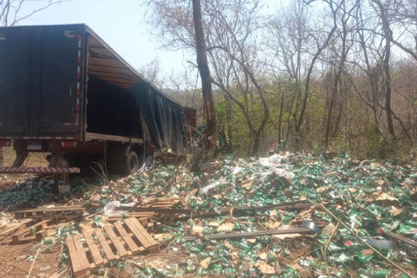 Carreta-sai-da-pista-e-carga-de-Heineken-é-saqueada-em-Cáceres