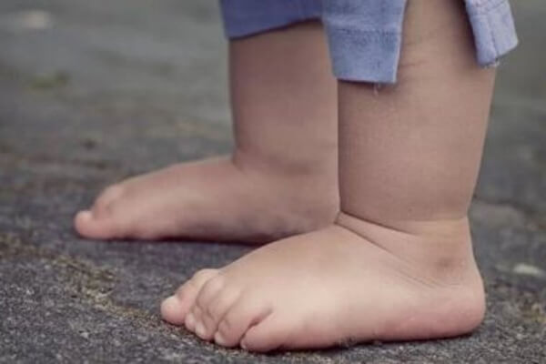 Menina-de-2-anos-é-abandonada-em-posto-de-combustível-em-Cáceres