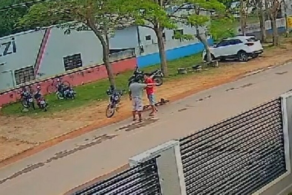 Vídeo-mostra-homem-sendo-assassinado-a-pauladas-no-meio-da-rua-em-MT