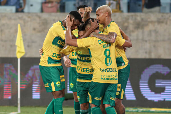 Com-golaços-Cuiabá-atropela-Fluminense-na-Arena-Pantanal