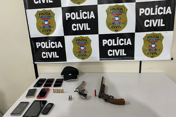 Polícia Civil prende três pessoas em posse de armas e de motocicleta roubada em Cáceres