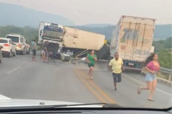 Acidente-entre-duas-carretas-deixa-motorista-preso-às-ferragens