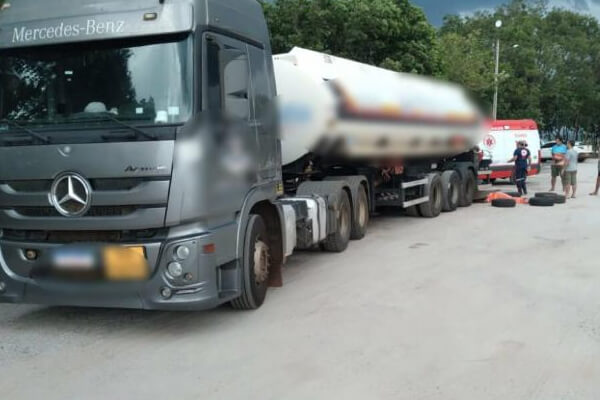 Borracheiro-tem-cabeça-esmagada-enquanto-trocava-pneu-de-carreta-em-MT