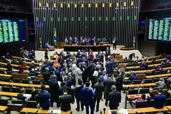 Câmara aprova PL que proíbe linguagem neutra em escolas de BH