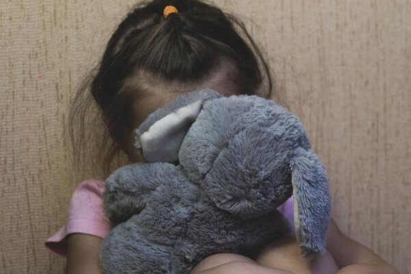 Mãe-abandona-filha-de-4-anos-para-beber-e-criança-é-achada-na-rua-em-MT