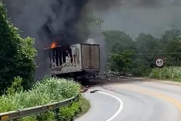 Caminhões-pegam-fogo-após-acidente-e-dois-motoristas-morrem-em-serra