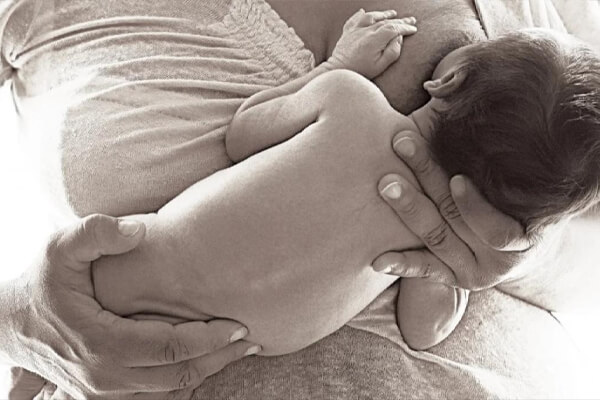 Mulher-apanha-do-marido-com-bebê-no-colo-e-tem-braço-quebrado-em-MT