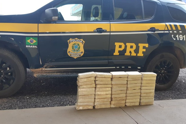 PRF de Poconé apreende 52 kg de cocaína em caminhão boiadeiro que saiu de Cáceres