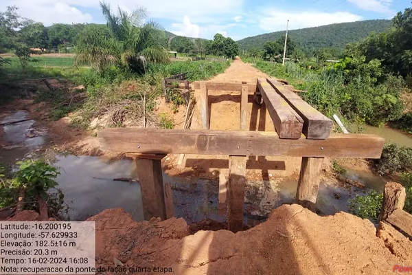 Moradores ficam isolados em comunidade rural após temporal destruir ponte em Cáceres