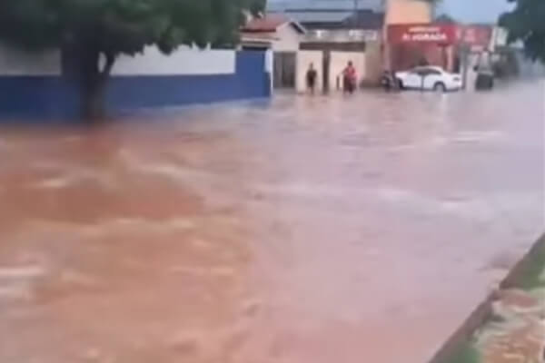 Sete-dias-após-temporal-Cáceres-tem-nova-chuva-forte-e-volta-a-ser-alagada