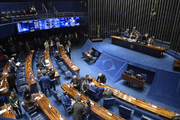 Só-dois-senadores-votam-a-favor-da-saidinha-de-presos