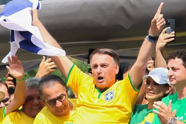 Bolsonaro deve fazer horas de fotos com apoiadores em MT