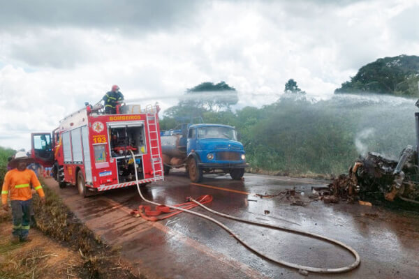 Dois-morrem-carbonizados-em-batida-entre-carreta-e-caminhão-em-MT-veja-vídeos