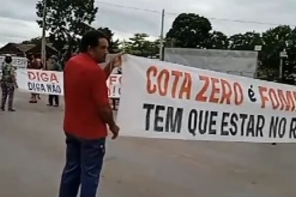 Pescadores-bloqueiam-trecho-da-BR-070-em-protesto-contra-lei-do-Transporte-Zero