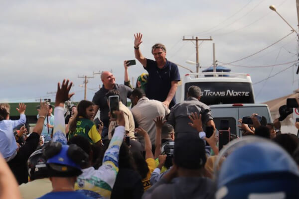 Bolsonaro-chega-em-aeroporto-de-MT-com-gritos-de-mito-de-apoiadores