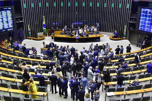 Câmara-aprova-projeto-que-reduz-exigências-para-posse-de-arma