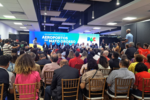 Ao lado de ministros, presidente Lula desembarca no aeroporto de VG 2