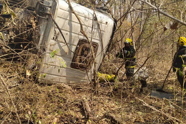 Caminhão-carregado-com-brita-capota-e-motorista-morre-na-BR-070-em-Cáceres-2