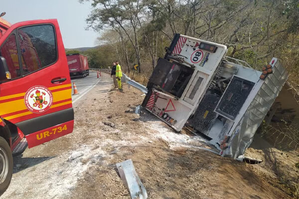 Caminhão-carregado-com-brita-capota-e-motorista-morre-na-BR-070-em-Cáceres