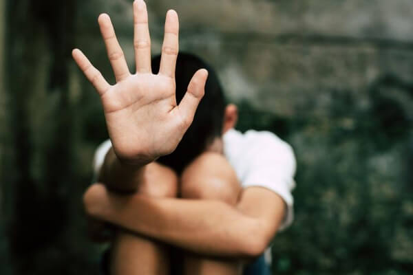 Pai-com-passagens-por-tráfico-estupra-filho-de-8-anos-em-MT