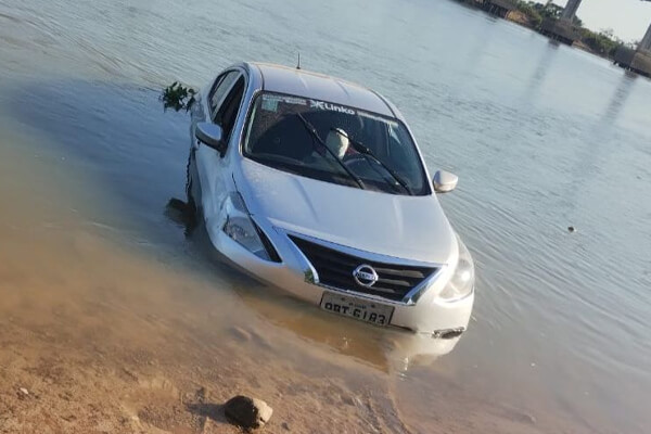 Motorista-despenca-com-carro-no-Rio-Paraguai-em-Cáceres