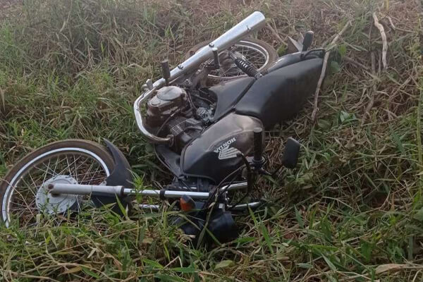 Polícia-encontra-moto-roubada-escondida-em-um-barranco-em-Cáceres