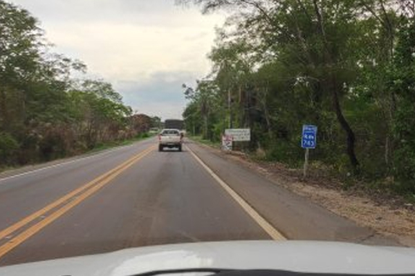 Motorista de caminhonete morre após saída de pista em Cáceres; passageiro sobrevive