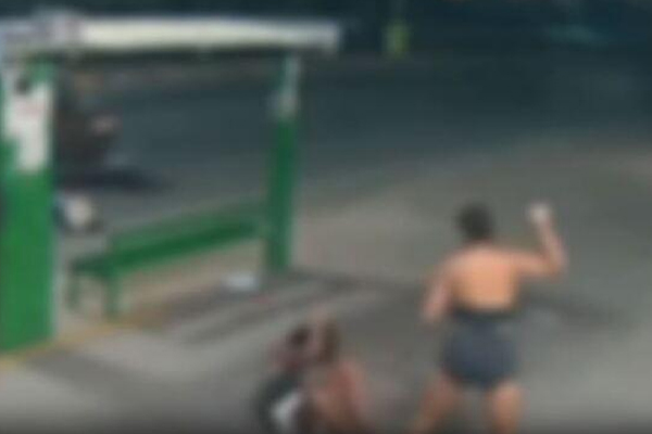 Mulher é esfaqueada em ponto de ônibus em MT; veja vídeo