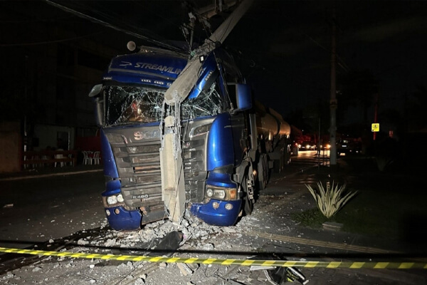 Carreta-desgovernada-atinge-poste-em-MT-Veja-Vídeo