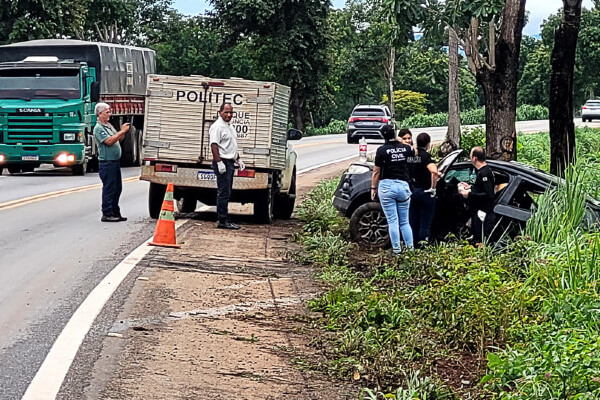 Após-aquaplanagem-carro-sai-da-pista-colide-com-árvore