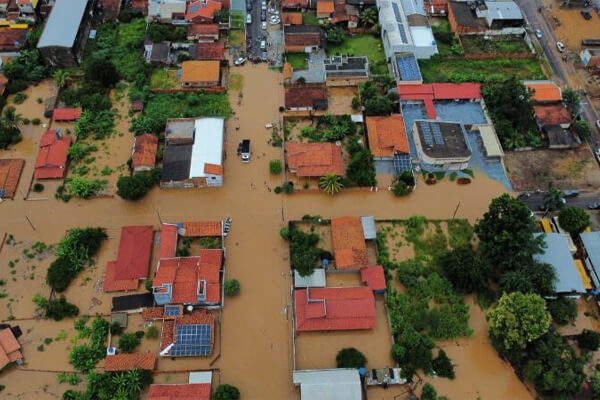 Fortes-chuvas-deixam-cidades-de-MT-alagadas-ponte-é-interditada