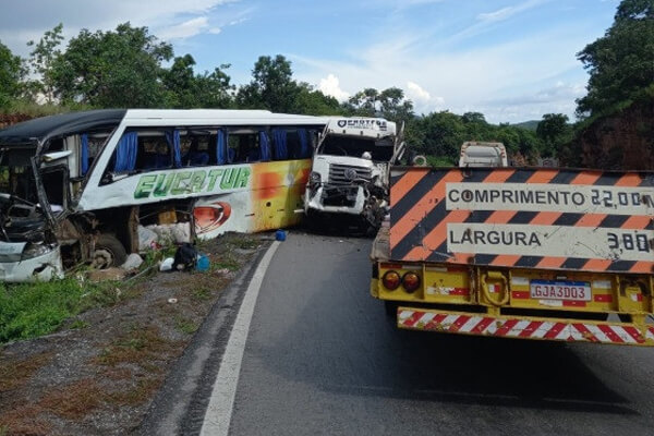 Grave-acidente-entre-ônibus-e-carreta-deixa-mais-de-15-feridos