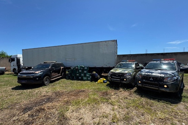 Motorista de caminhão é preso levando 798 kg de cocaína em Cáceres