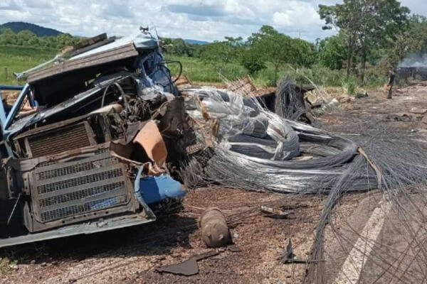 Motoristas-morrem-em-batida-entre-carretas-na-BR-070-em-Cáceres