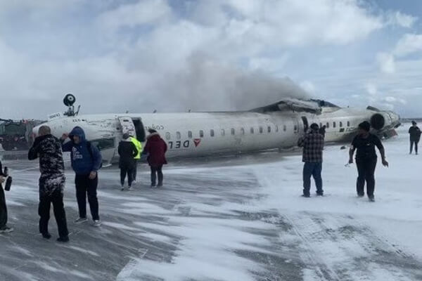 Vídeo-mostra-avião-capotando-em-aeroporto-no-Canadá