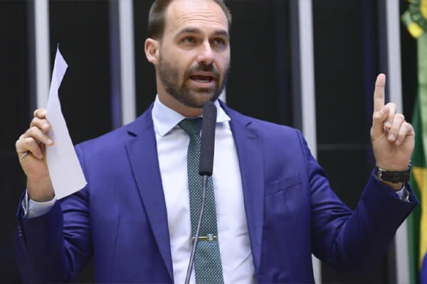 Eduardo-Bolsonaro-diz-acreditar-que-terá-passaporte-apreendido