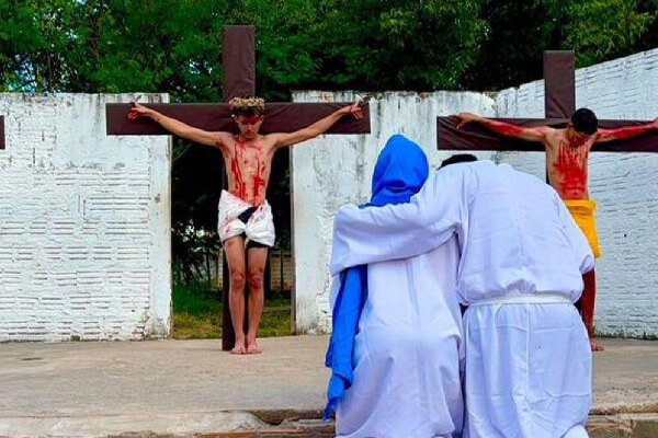 Alunos-da-Escola-Ana-Maria-encenam-Paixão-de-Cristo-em-Cáceres