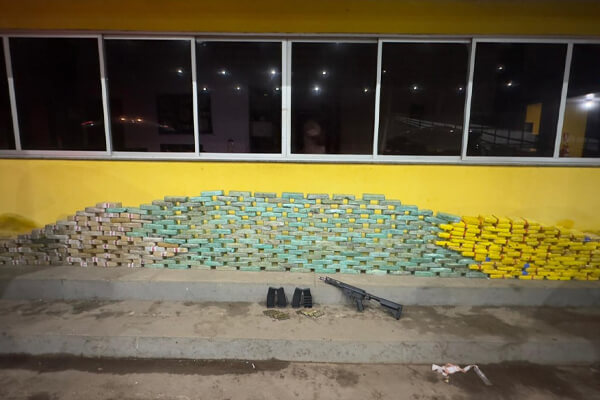Motorista-é-preso-com-caminhão-carregado-de-cocaína