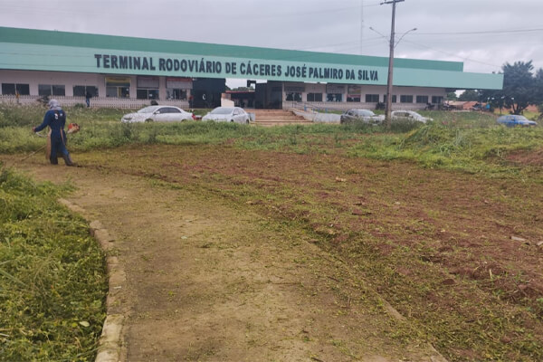 Prefeitura-realiza-limpeza-e-manutenção-nas-áreas-externas