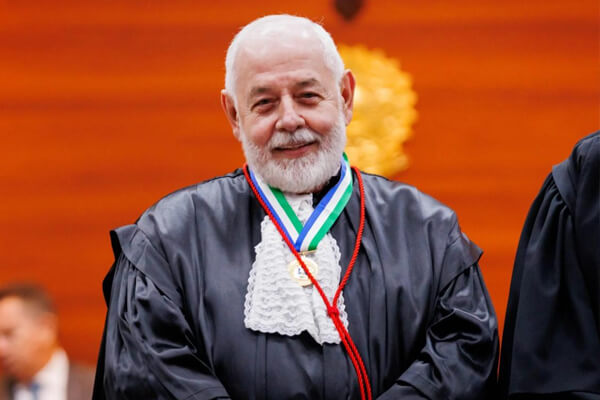 TJMT-proíbe-uso-de-chinelos-shortinhos-regatas-vestidos