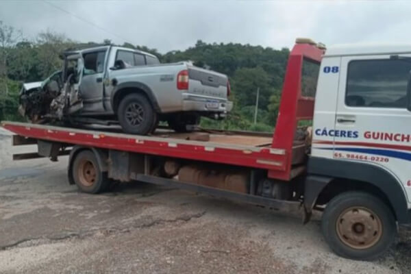 Acidente-em-Serra-destrói-caminhonete-e-deixa-motorista